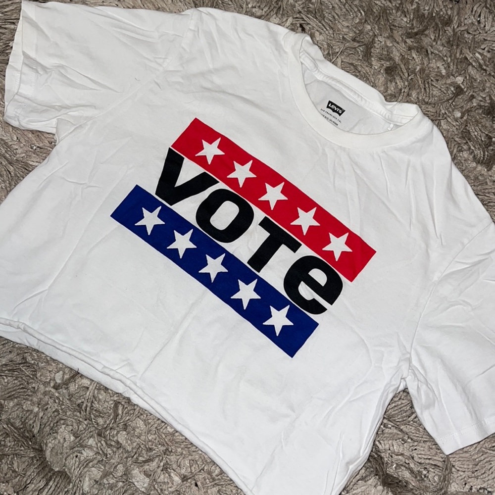 Levi’s Vote crop top